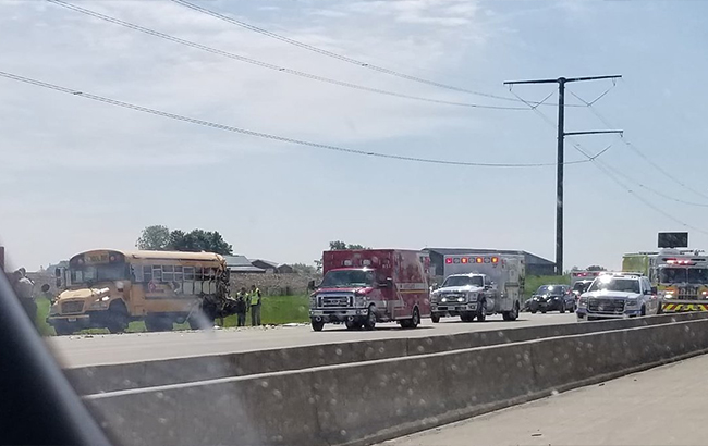 У США в шкільний автобус в'їхала вантажівка, постраждали 20 людей